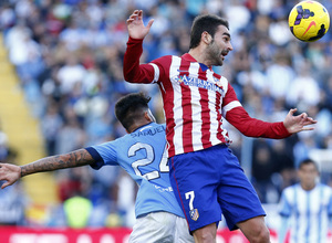 Temporada 13/14 Liga BBVA Málaga - Atlético de Madrid. Adrián cabecea un balón.