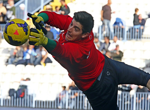 Temporada 13/14 Liga BBVA Málaga - Atlético de Madrid. Estirada de Courtois en el calentamiento.