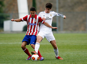 Temporada 2013/14. .Real Madrid 'C'- Atlético 'B'. Héctor realiza un pase