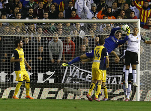 Temporada 13/14 Copa del Rey. Valencia - Atlético de Madrid. Estirada de Courtois para blocar un balón.