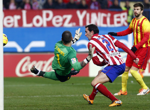temporada 13/14. Partido Atlético de Madrid - Barcelona. Godín rematando a puerta