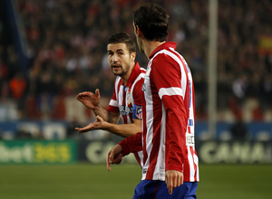 temporada 13/14. Partido Atlético de Madrid - Barcelona. Gabi aplaudiendo a Godín