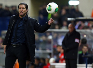 temporada 13/14. Partido Atlético de Madrid - Valencia. Copa del Rey. Simeone con el balón durante el partido
