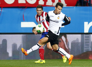 temporada 13/14. Partido Atlético de Madrid - Valencia. Copa del Rey. Sosa centrando un balón