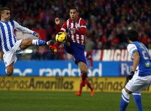 temporada 13/14. Partido Atlético Real Sociedad. Mario luchando un balón