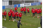 Los jugadores rojiblancos, en un ejercicio físico en el inicio del entrenamiento antes de viajar a Almería
