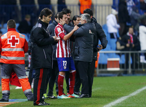 temporada 13/14. Partido Atlético_Real Madrid. Copa del Rey. Manquillo es atendido en la banda