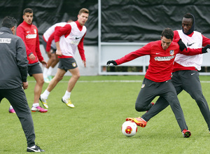 temporada 13/14. Entrenamiento en la Ciudad deportiva de Majadahonda. Atlético B. Mena observa los movimientos de los jugadores