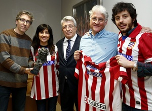 Visita de los premiados con el Goya al Atlético de Madrid-Real Valladolid