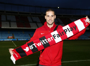 Mario Suárez posa con la bufanda de #TwitterFairPlay