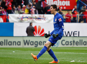 Courtois celebra uno de los goles del equipo en el derbi ante el Real Madrid
