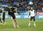 Diego Costa cabecea un balón en el entrenamiento de la selección en el Vicente Calderón