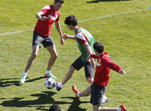 Temporada 13/14. Entrenamiento en la Ciudad deportiva de Majadahonda. Godín y Giménez disputan el balón a Tiago. 