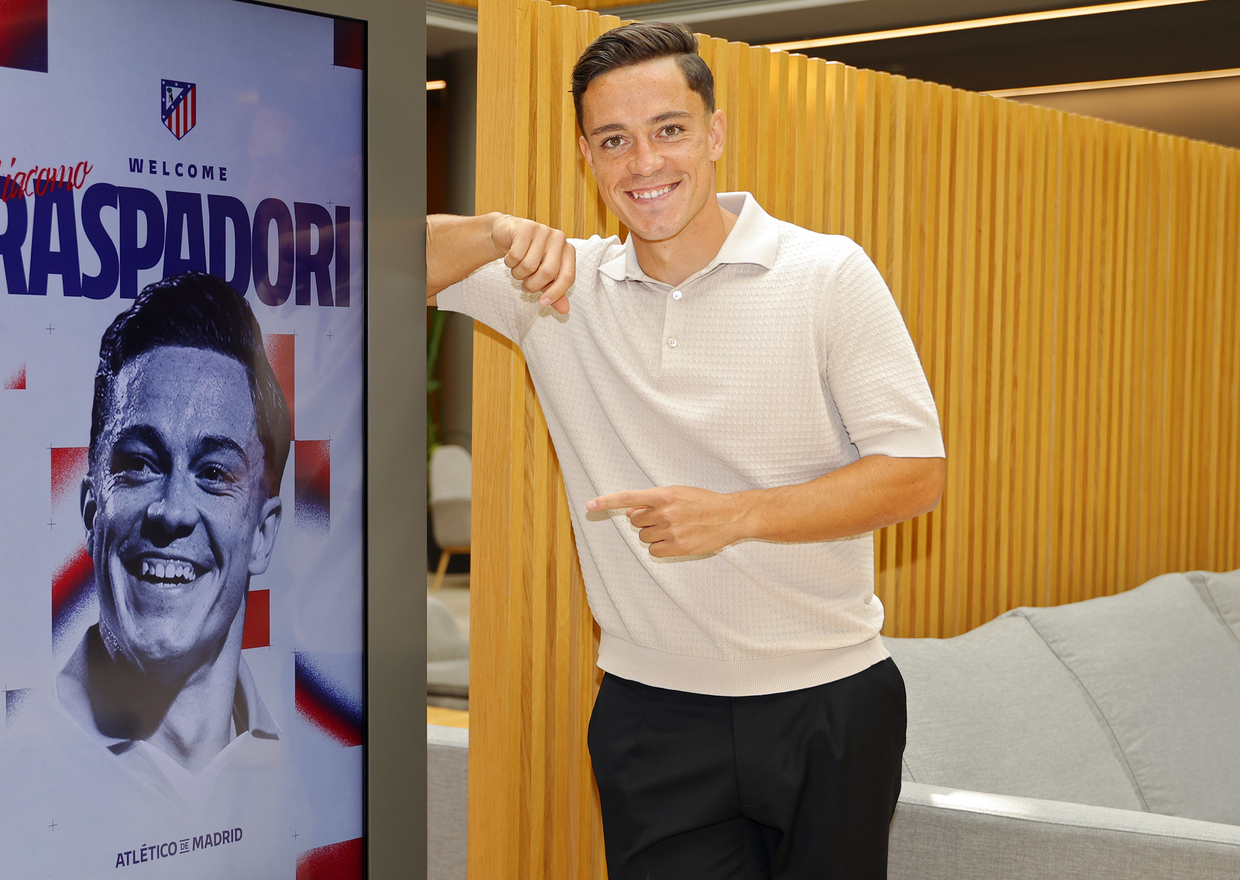 Raspadori en las oficinas