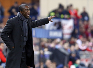 temporada 13/14. Partido Champions League. Atlético de Madrid-AC Milan. Seedorf dando órdenes en la banda