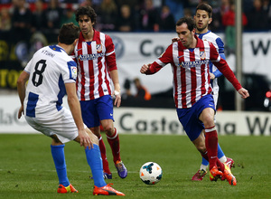 temporada 13/14. Partido Atlético de Madrid-Espanyol. Godín con el balón