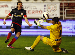 Temporada 12/13. Partido Rayo Vallecano Atlético de Madrid, Filipe disparando a puerta.