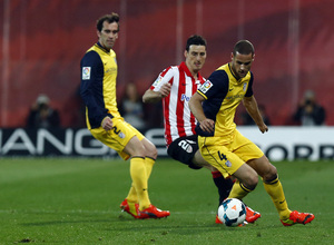 Temporada 13/14 Liga BBVA Athletic - Atlético de Madrid. Mario controla el balón.