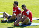 temporada 13/14. Entrenamiento en la Ciudad deportiva de Majadahonda. Koke y Raúl estirando